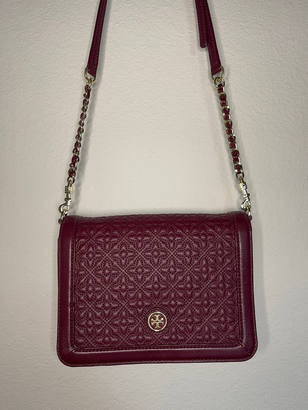 EUC Tory Burch Quilted Burgundy Crossbody Bag with Gold Logo - Picture 2 of 10